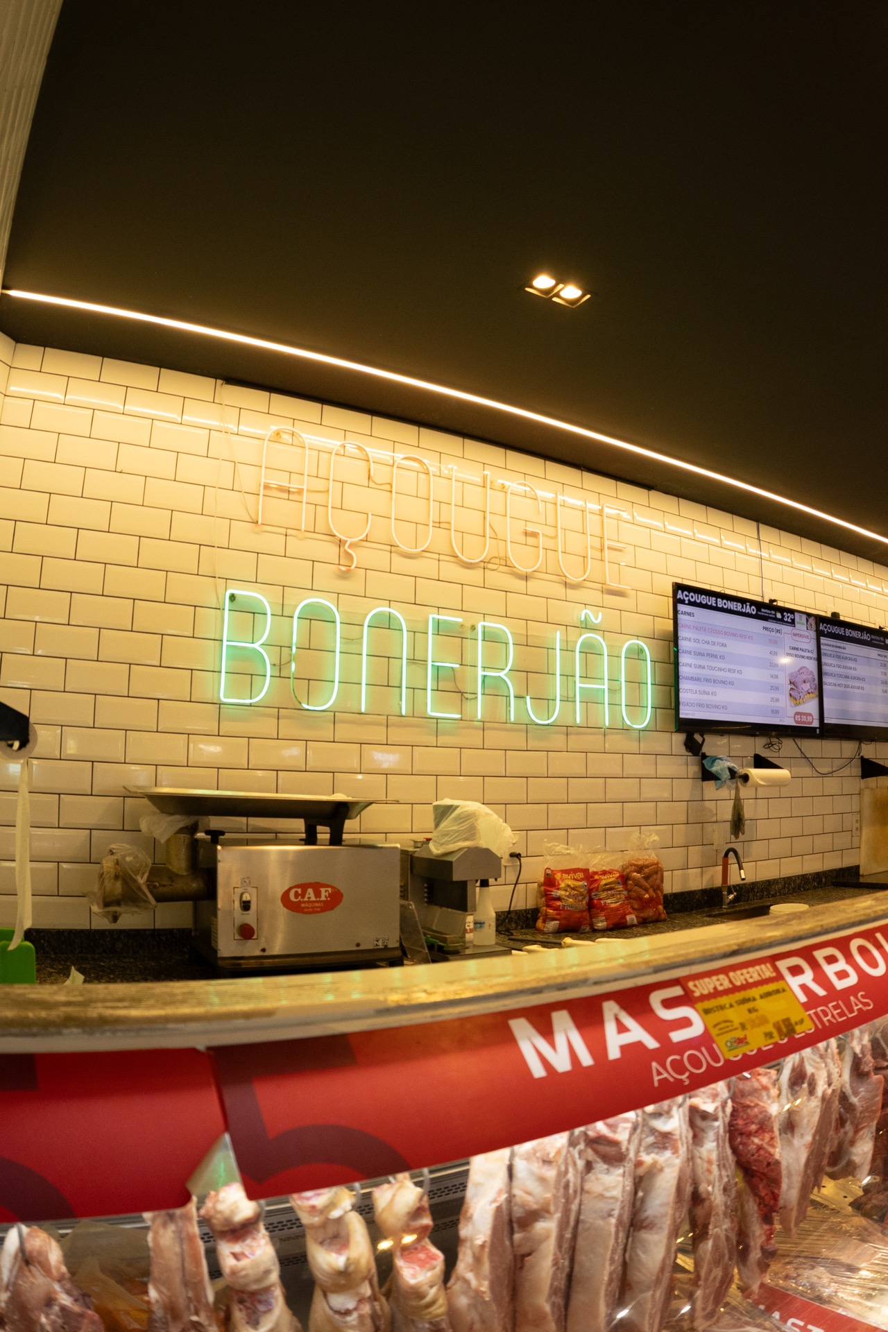 Setor de Açougue Bonerjão com telas Midiativa