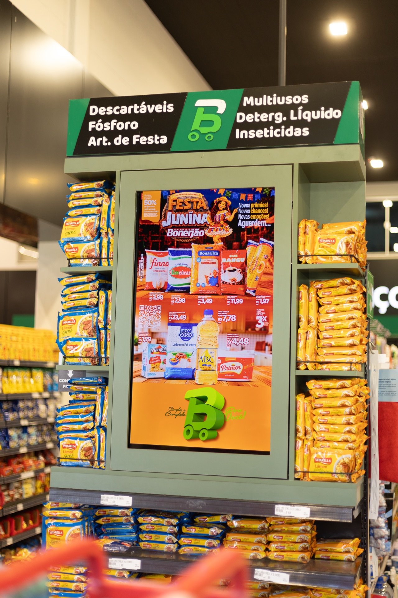 Totem de Encarte Digital de Supermercado em Operação